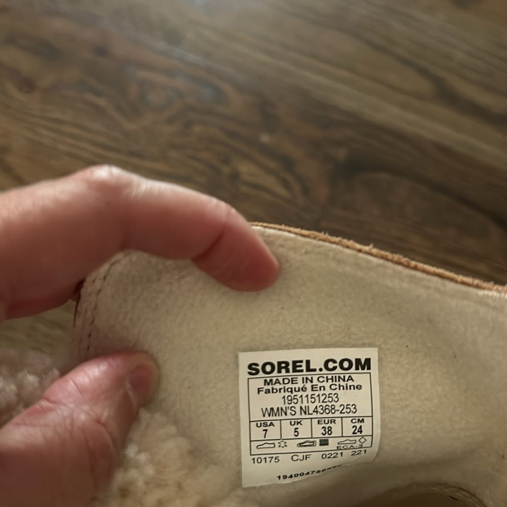 Sorel boots - Picture 4 of 4